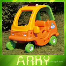 Carros do brinquedo para que os miúdos conduzam, mini brinquedo do carro para miúdos